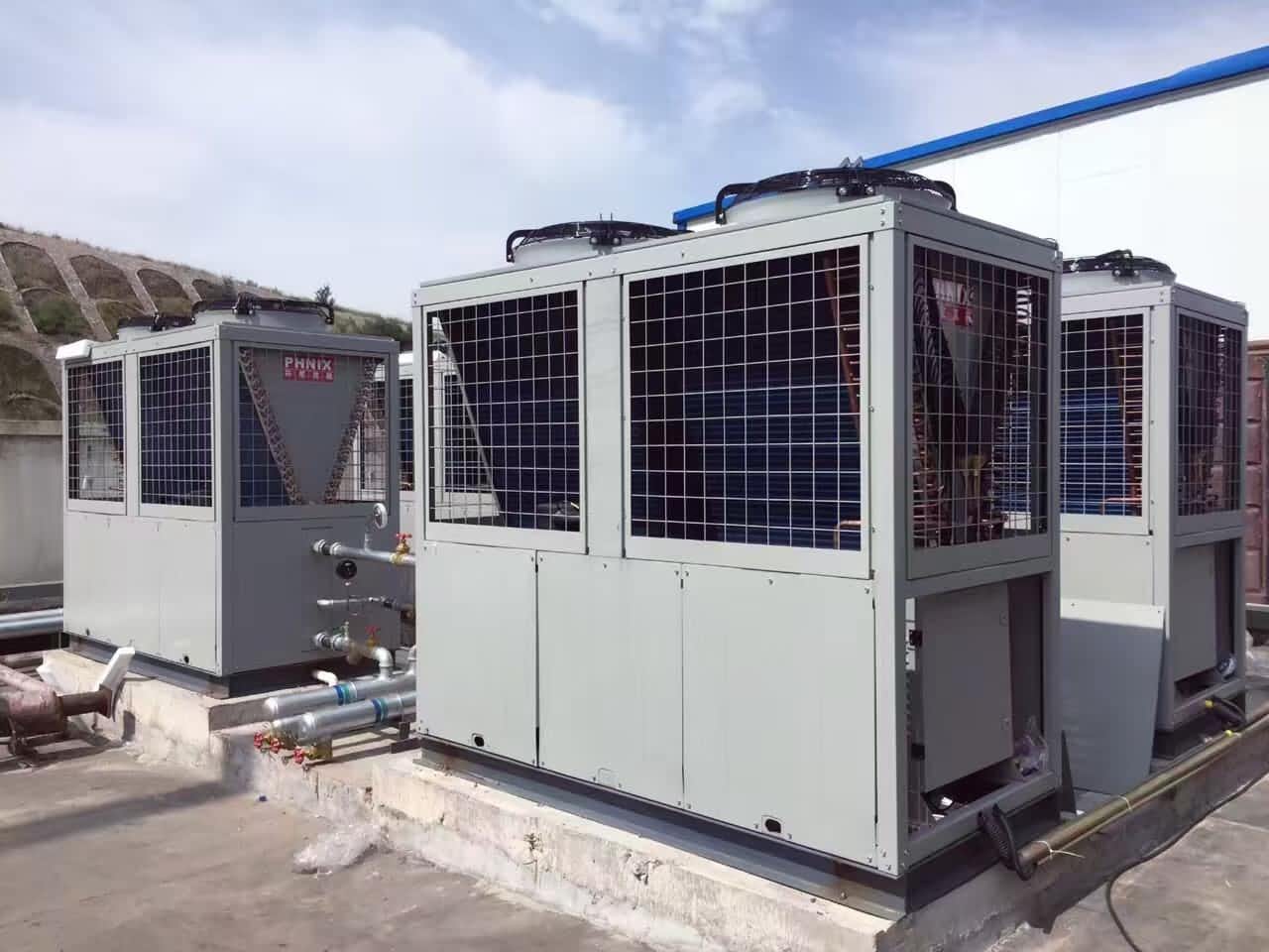 你還在農(nóng)村燒煤取暖嗎？現(xiàn)在空氣能熱泵供暖很流行，用過之后都說好 